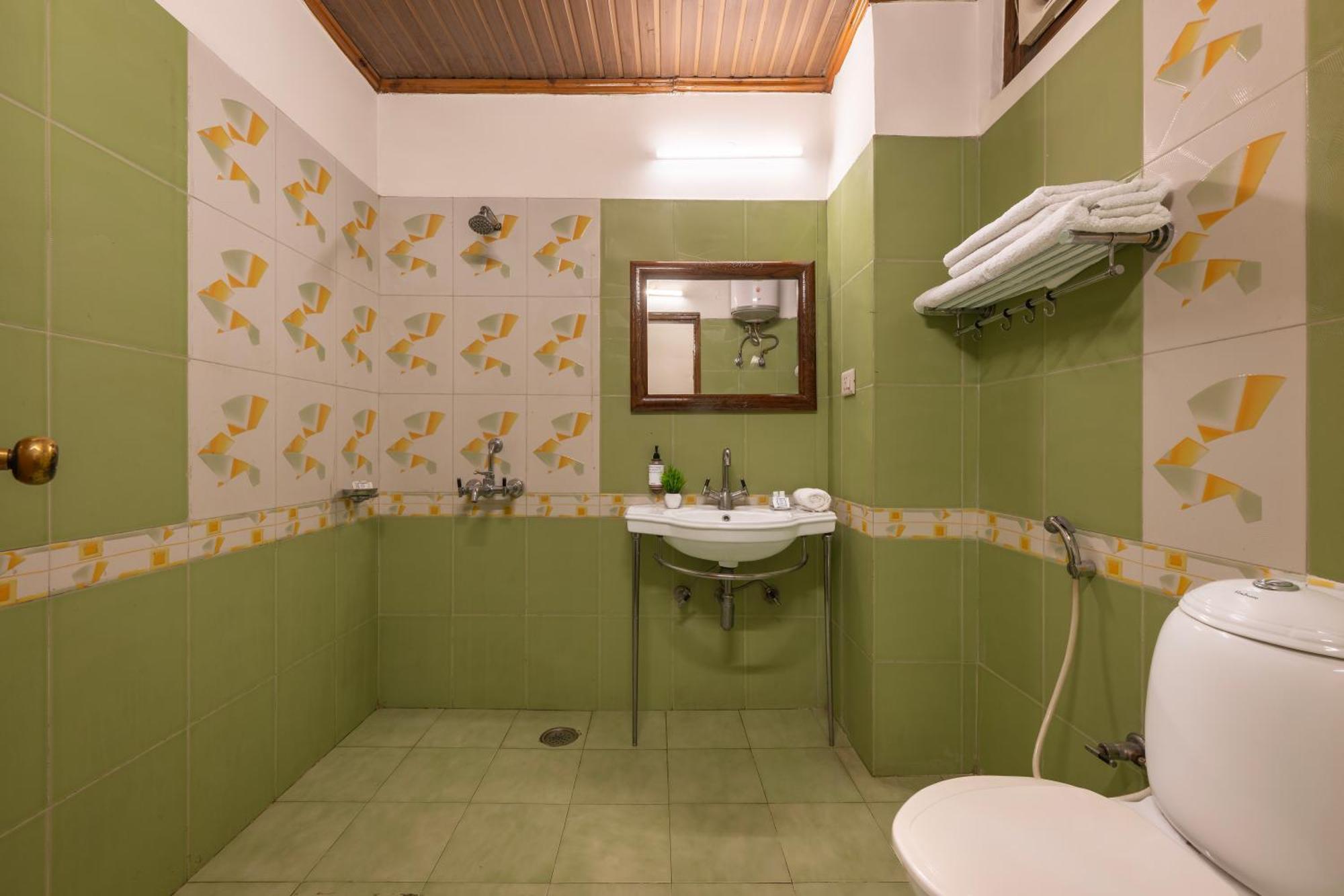 Wingait Inn - Hotel Near Mall Road Шимла Екстериор снимка
